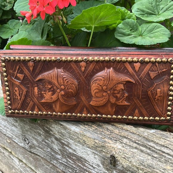 Vintage wood and carved leather dresser jewelry box - Picture 16 of 16